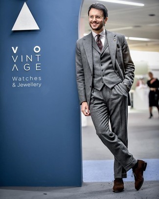 С чем носить табачный галстук с принтом мужчине