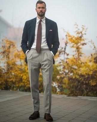 С чем носить табачный галстук с принтом мужчине