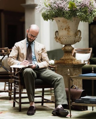 С чем носить табачный галстук с принтом мужчине