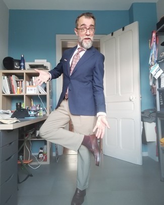 С чем носить табачный галстук с принтом мужчине