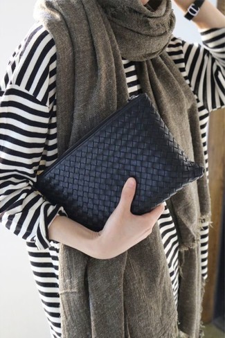 С чем носить табачный шарф женщине