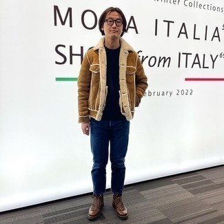 Как носить табачную короткую дубленку с синими джинсами мужчине