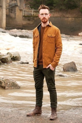 С чем носить табачную куртку-рубашку мужчине