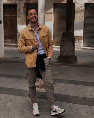 С чем носить табачную куртку-рубашку мужчине