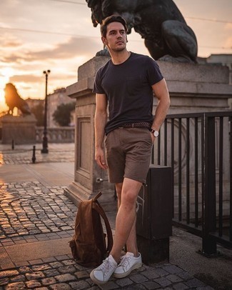 С чем носить табачный замшевый рюкзак мужчине