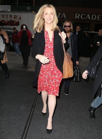 С чем носить табачную замшевую сумку женщине