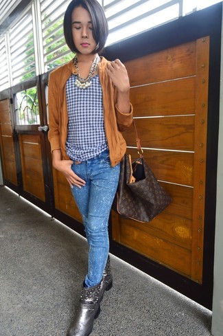 С чем носить табачный замшевый бомбер женщине