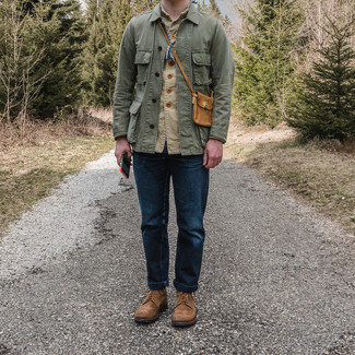 С чем носить табачную замшевую сумку почтальона