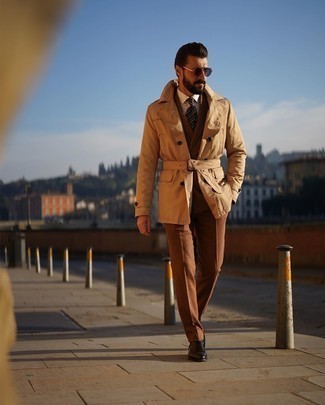 Какие плащи носить с табачным костюмом