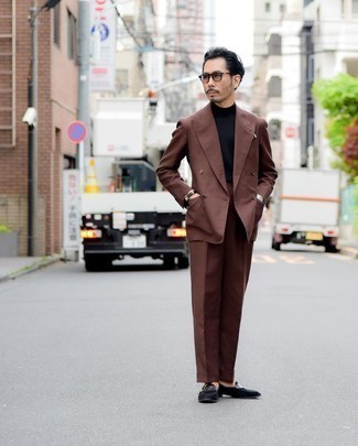 Какие водолазки носить с табачным костюмом