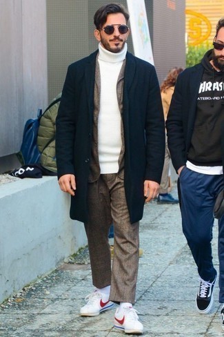 Какие водолазки носить с табачным костюмом