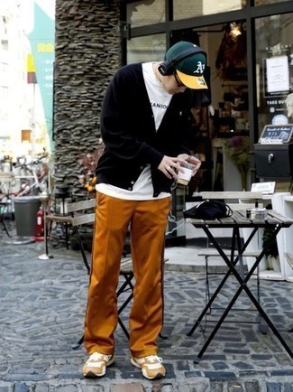 С чем носить табачные спортивные штаны мужчине