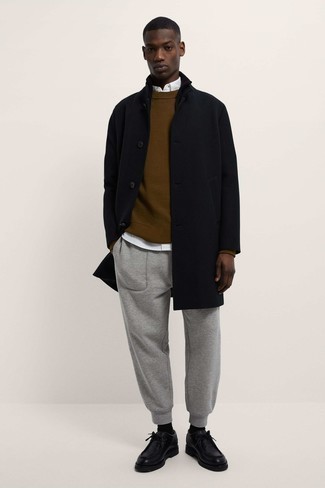 Какие спортивные штаны носить с табачным свитшотем мужчине