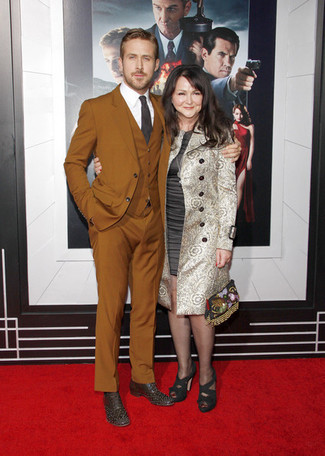 С чем носить табачный костюм-тройку