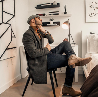 Как носить табачную водолазку с синими джинсами мужчине