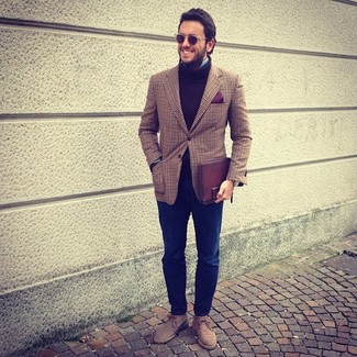 Как носить табачную водолазку с синими джинсами мужчине