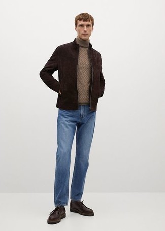 Как носить табачную водолазку с синими джинсами мужчине