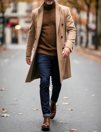 Как носить табачную водолазку с светло-коричневым длинным пальто