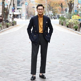 Как носить табачную водолазку с темно-синим пиджаком мужчине