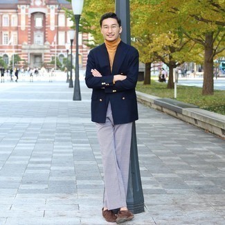 Как носить табачную водолазку с темно-синим пиджаком мужчине