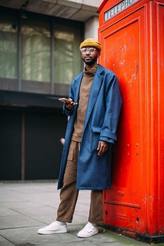 Какие спортивные штаны носить с табачной водолазкой мужчине