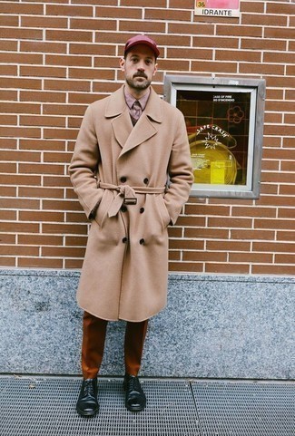 С чем носить табачный свитер с v-образным вырезом мужчине