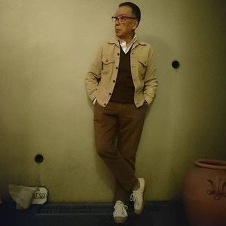 С чем носить табачный свитер с v-образным вырезом мужчине