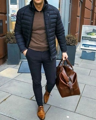 С чем носить табачный свитер с v-образным вырезом мужчине