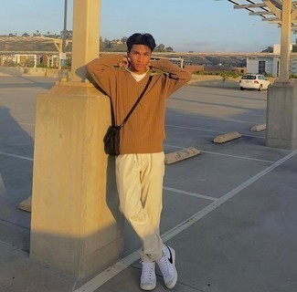 С чем носить табачный свитер с v-образным вырезом мужчине