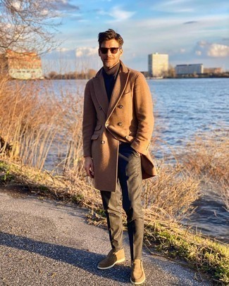 С чем носить табачную шерстяную водолазку мужчине