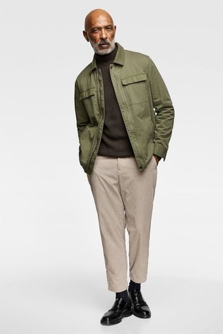 С чем носить табачную шерстяную водолазку мужчине