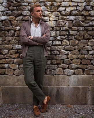 С чем носить табачный свитер на молнии мужчине