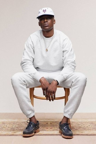 Как носить спортивный костюм с топсайдерами