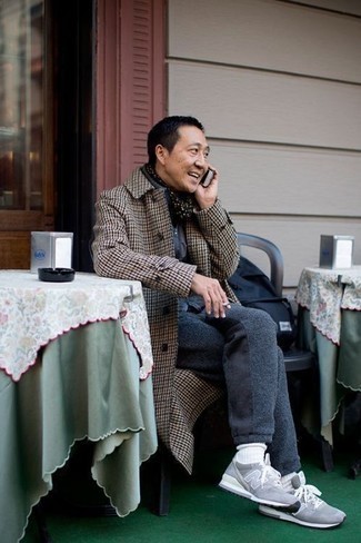 Как носить спортивный костюм с длинным пальто