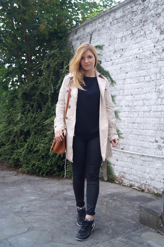 Как носить плащ с кроссовками женщине