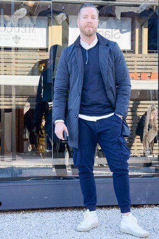 Как носить плащ с брюками карго