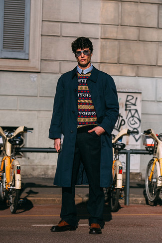 Как носить плащ с свитером с круглым вырезом мужчине