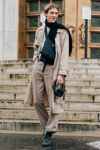 Как носить плащ с свитером с круглым вырезом мужчине