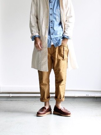 Как носить плащ с джинсовой рубашкой мужчине