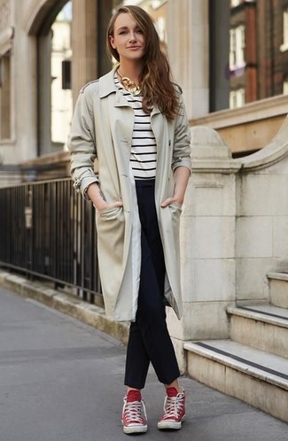 Как носить плащ с высокими кедами женщине