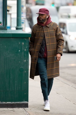 Как носить плащ с высокими кедами мужчине