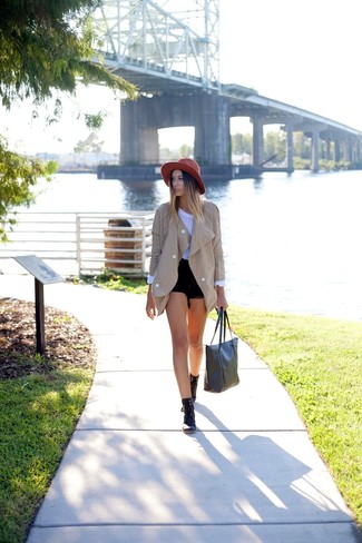 Как носить плащ с ботинками на шнуровке женщине