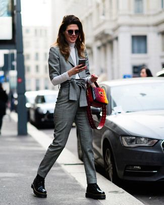 Как носить водолазку с ботинками на шнуровке женщине