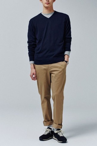 Как носить свитер с v-образным вырезом с кроссовками мужчине