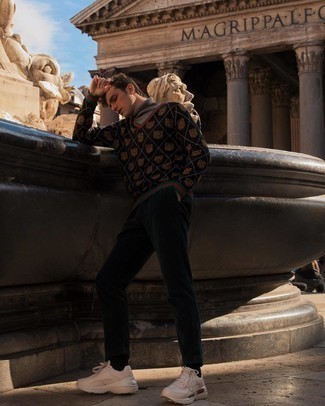 Как носить свитер с v-образным вырезом с кроссовками мужчине