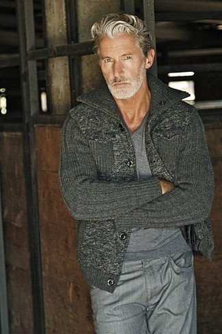 Как носить свитер с v-образным вырезом с кардиганом мужчине