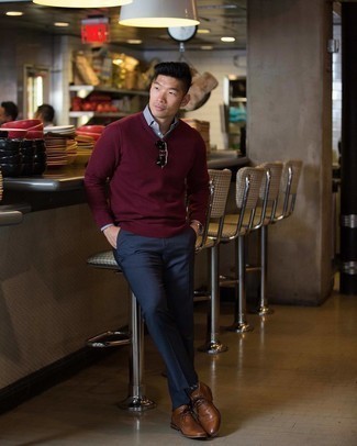 Как носить свитер с v-образным вырезом с туфлями дерби