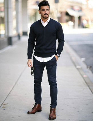 Как носить свитер с v-образным вырезом с ботинками дезертами