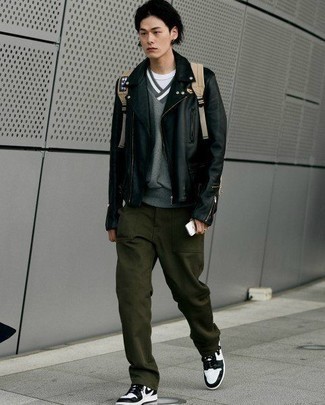 Как носить свитер с v-образным вырезом с высокими кедами мужчине