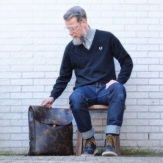 Как носить свитер с v-образным вырезом с джинсами мужчине